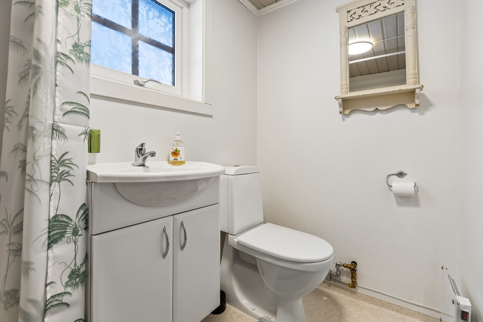 Badet er pusset opp nylig med vårtromsbelegg på gulv. Pen baderomsinnredning... Galleribilde