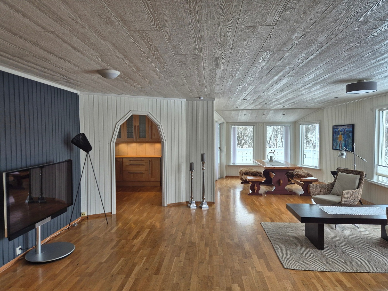 Del av stuen tilbygget med karnapp. Her er det pen spotbelysning i taket, samt utgang til veranda. Galleribilde