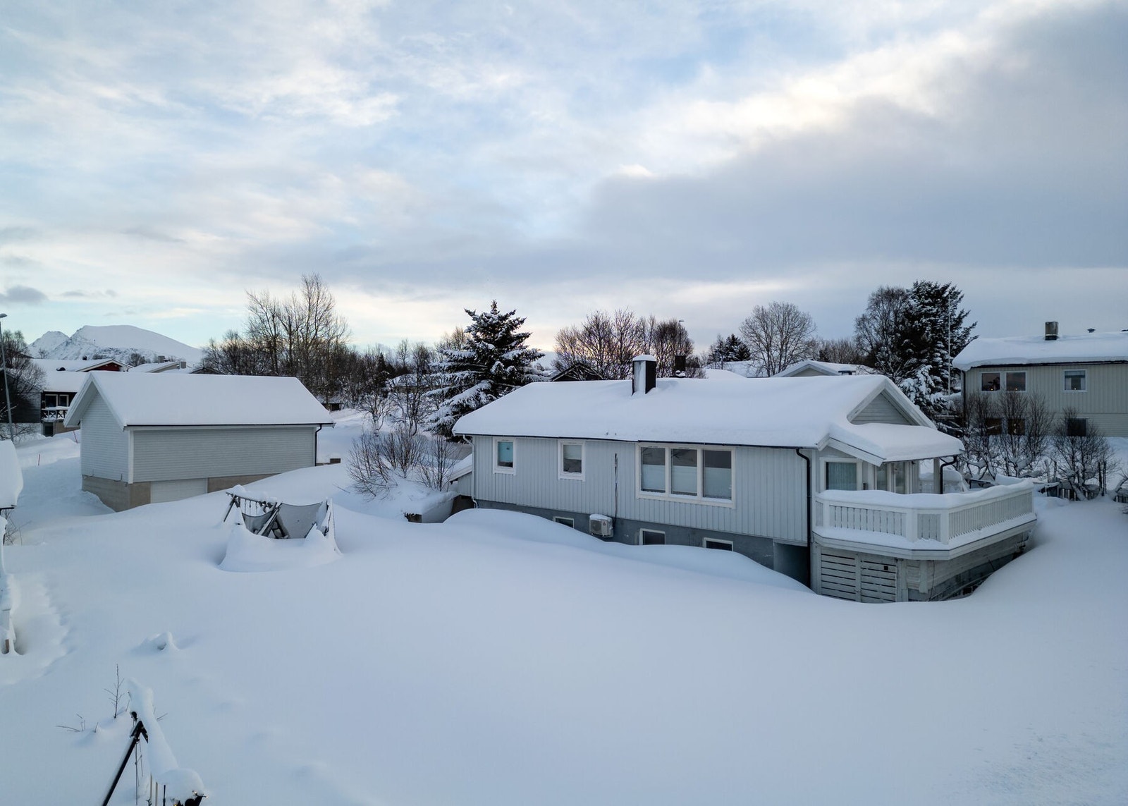 Uteområdet er opparbeidet med stor plen, samt trær og beplantning - Meget god boltreplass for store og små. Galleribilde