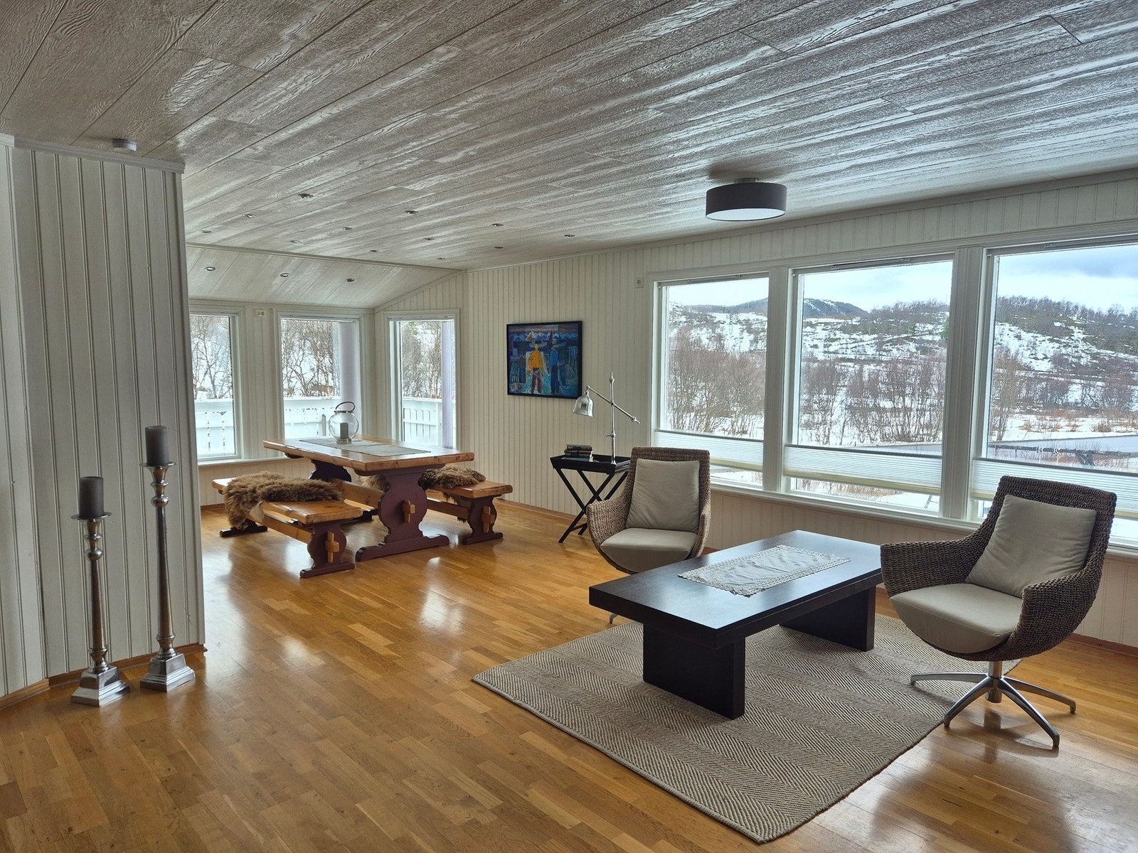 Stuevinduene sørger for god utsikt til fine naturomgivelser i flere retninger. Galleribilde