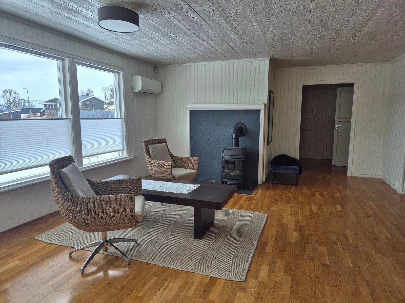 Boligen oppvarmes med elektrisitet, vedfyring, varmepumpe (defekt). Galleribilde