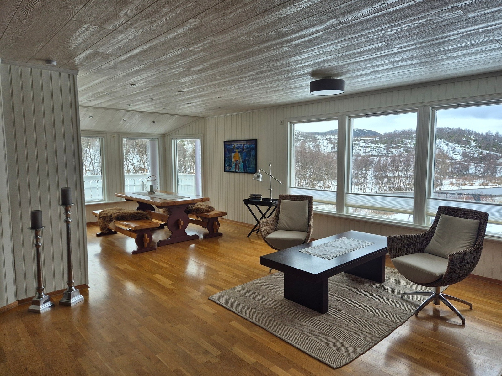 Store vindusflater gir mye naturlig lysinnslipp som skaper en lys og god atmosfære. Galleribilde