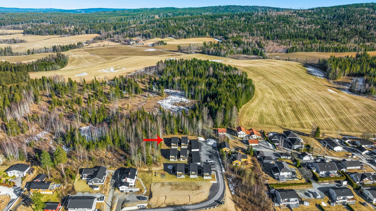 Nyoppført 3-roms leilighet i 1.etasje, med fine uteområder og terrasse. Galleribilde