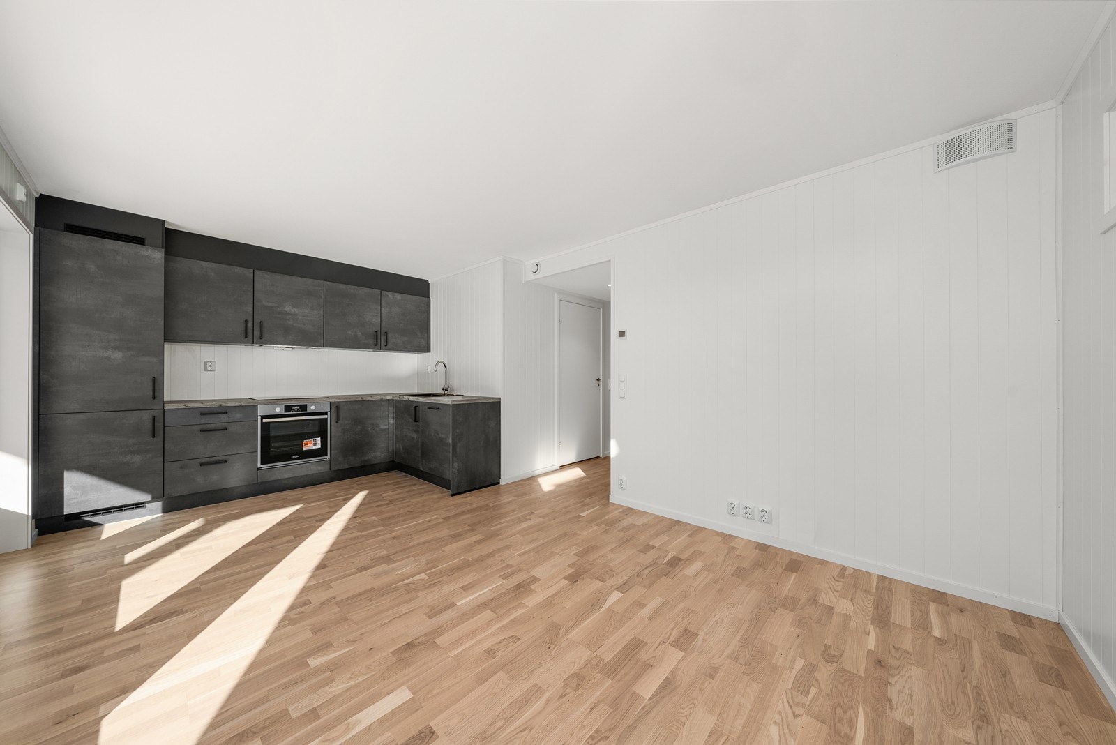 Moderne kjøkken med integrerte hvitevarer. Galleribilde