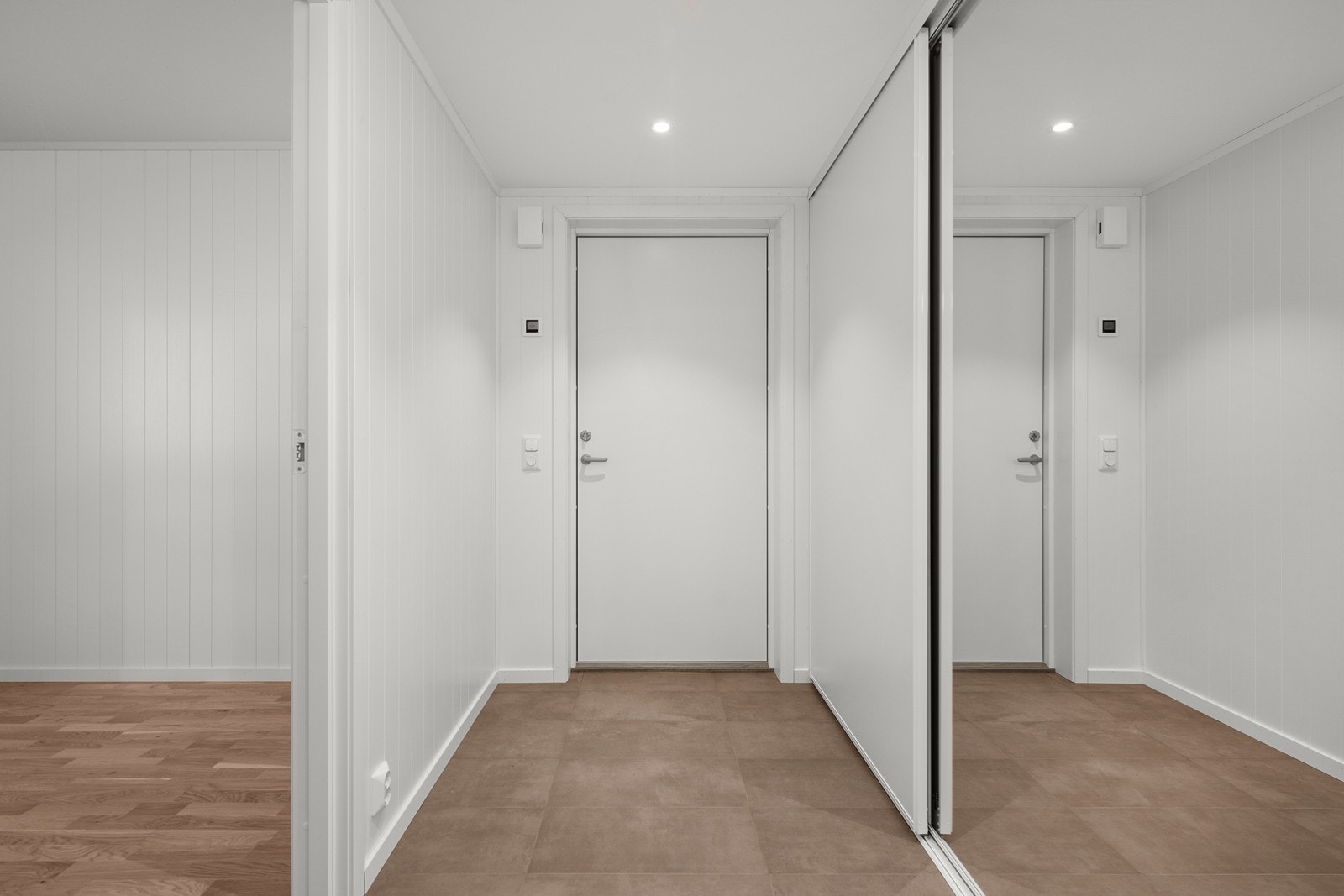 Lys og pen entre med flislagt gulv og gulvvarme. Skyvedørsgarderobe for oppbevaring av yttertøy og sko. Galleribilde