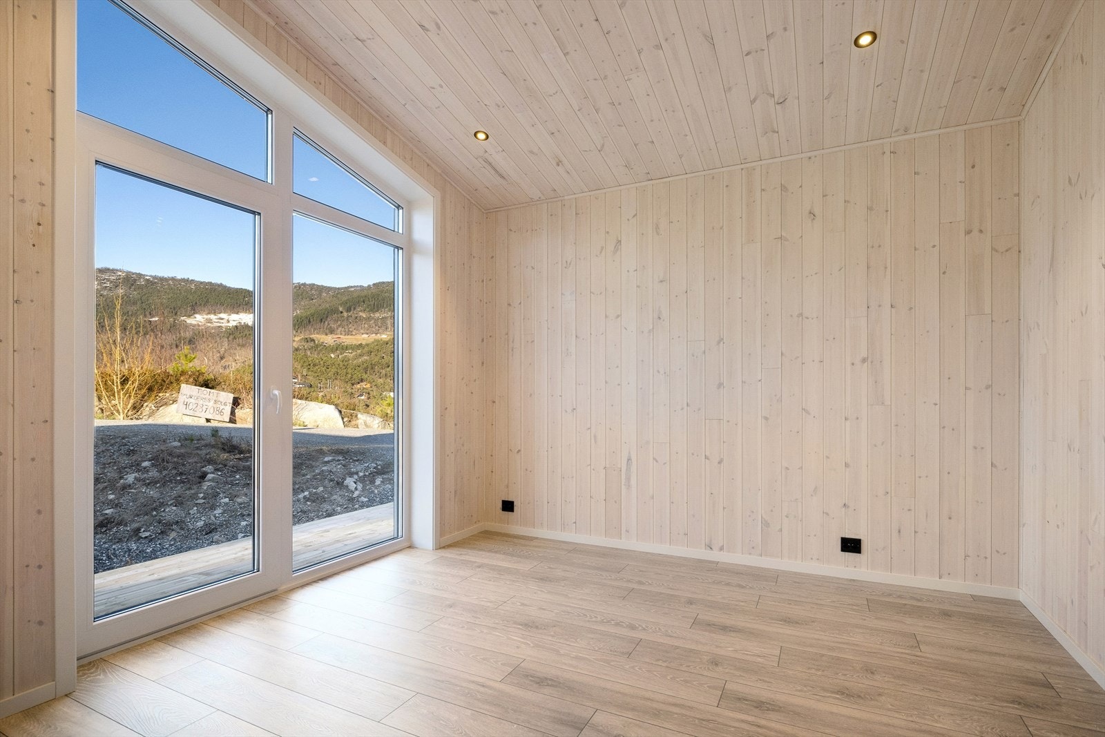 Soverom 2 av god størrelse med utsikt mot naturskjønne omgivelser. Galleribilde