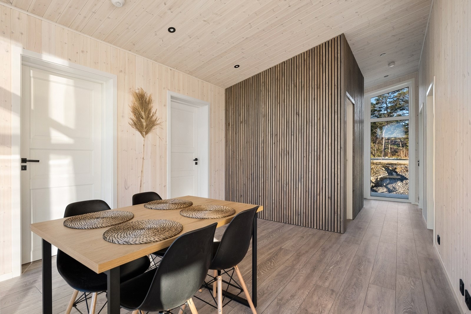 Hytten har lekre detaljer som spilevegg og spotter i tak. Galleribilde