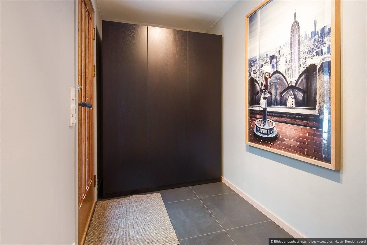 Entre med garderobe Galleribilde