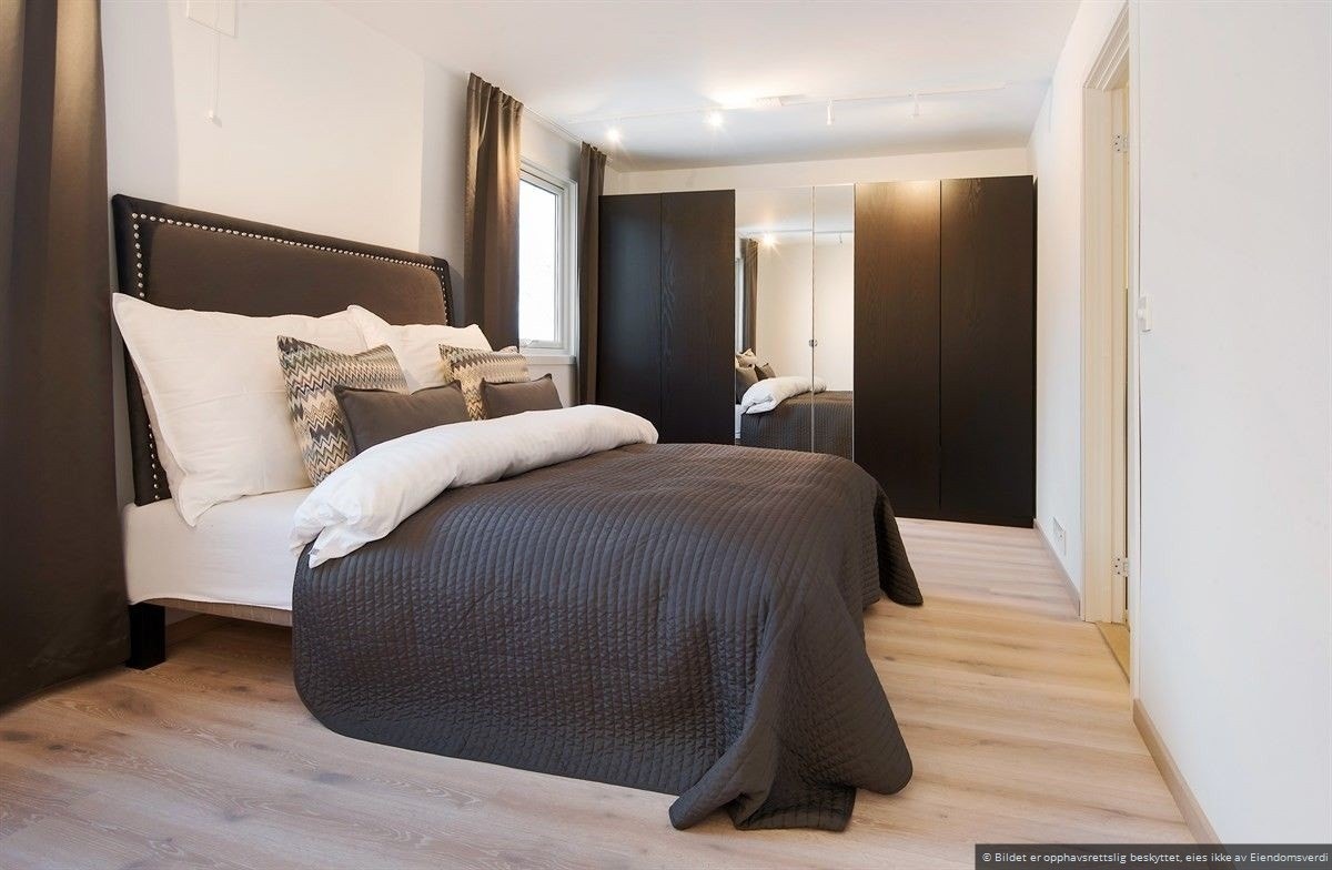 Stort hovedsoverom med utsikt mot sjøen og Oslo sentrum Galleribilde