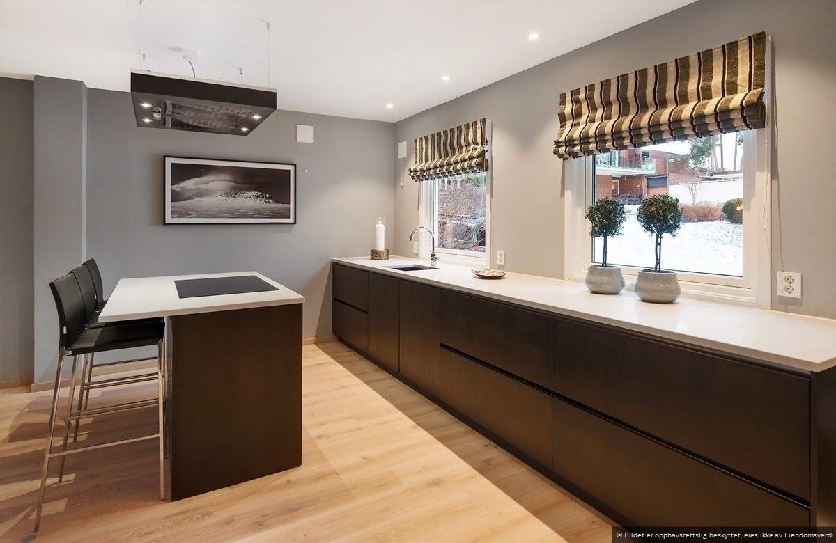 Kjøkkenet har god lagring og arbeidsplass Galleribilde