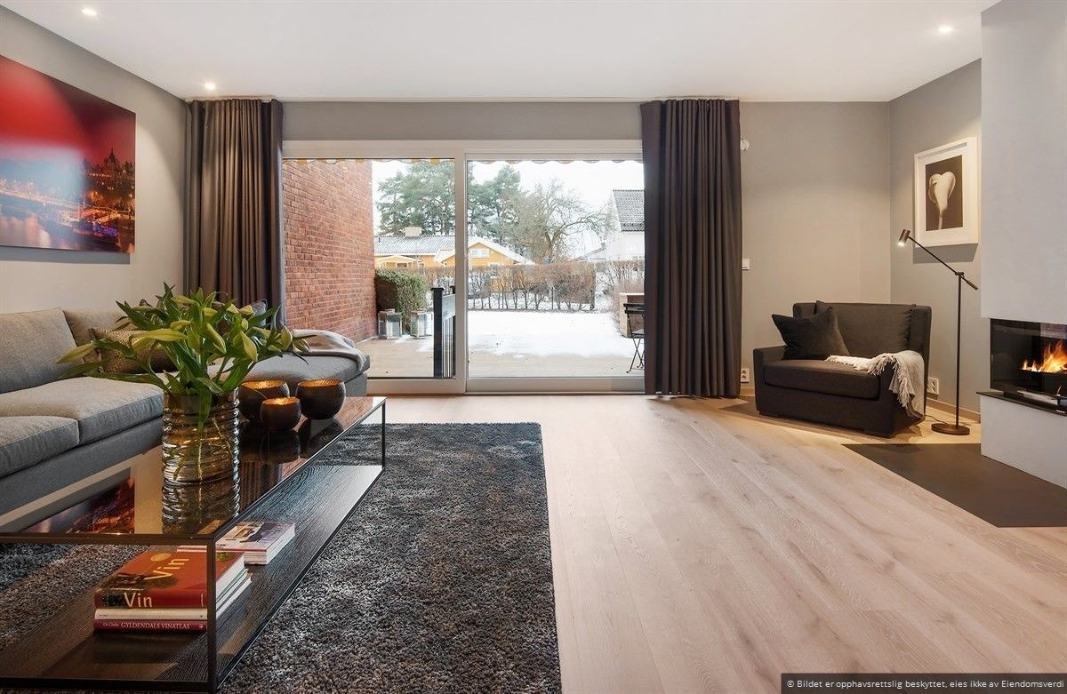 Stuen er ombygget med stor terrassedør som gir mye mer lys og direkte utgang terrasse og hage. Galleribilde