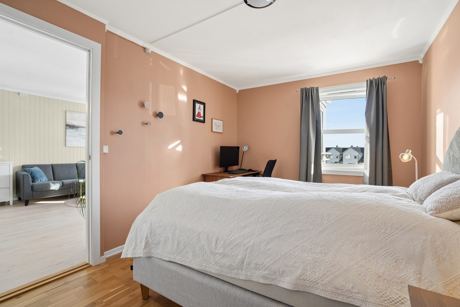 Soverommet er malt i en lun fargetone og byr på god plass til dobbeltseng Galleribilde