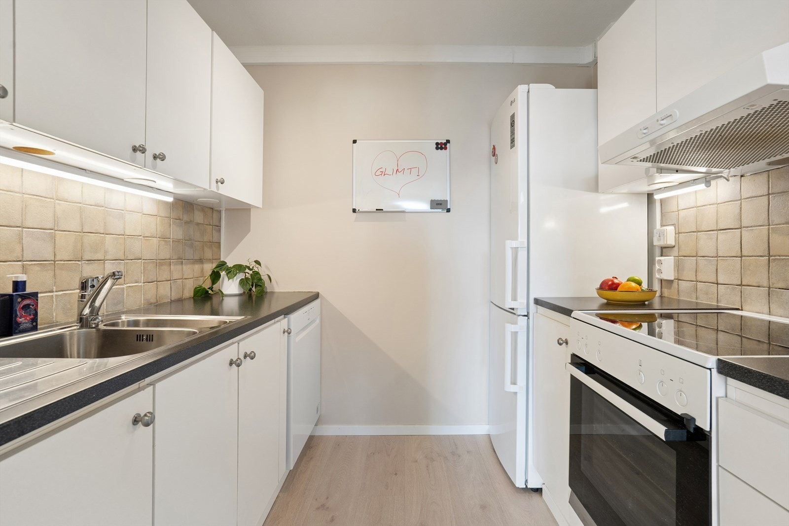 Kjøkkenet er godt utbygget med skap- benkeplass. Galleribilde