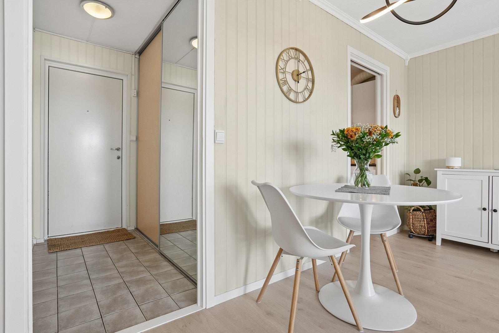 Du ønskes velkommen inn i en praktisk entrè utstyrt med skyvedørsgarderobe Galleribilde