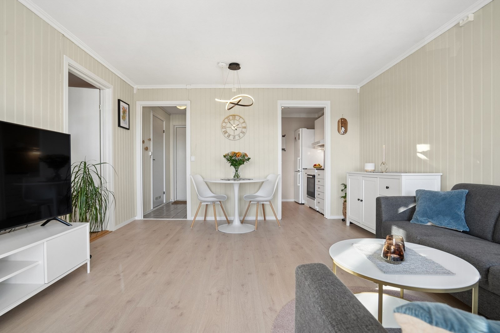 Rommet har en møbleringsvennlig utforming som gir plass til både sofakrok og spisebord Galleribilde