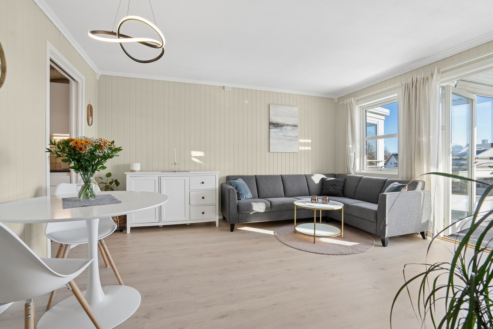 Ved inngangen til kjøkkenet får en fint plass. Galleribilde