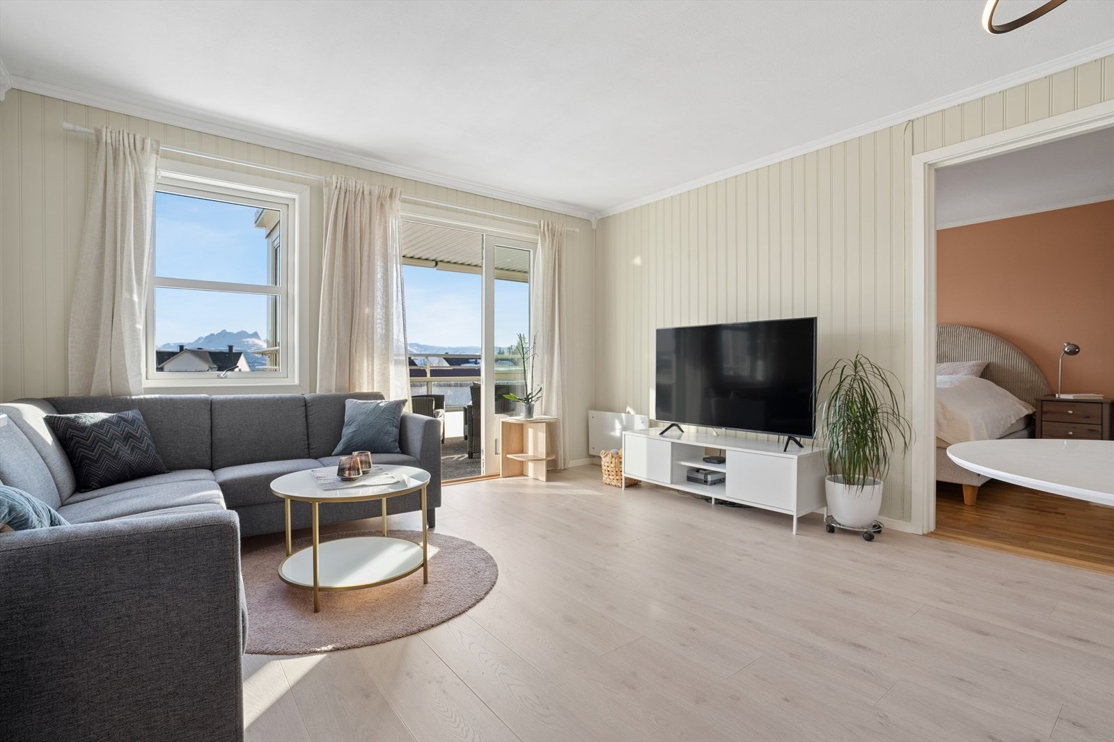 De store sørvendte vinduene slipper inn rikelig med dagslys. Galleribilde