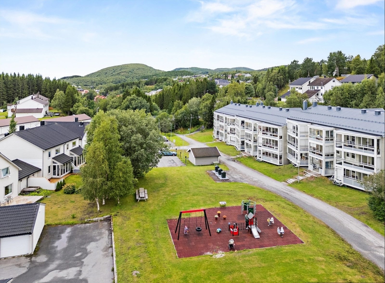 Fine fellesarealer med bl.a. grøntområder, lekeplass og parkbenker - Perfekt for barnefamilier! Galleribilde