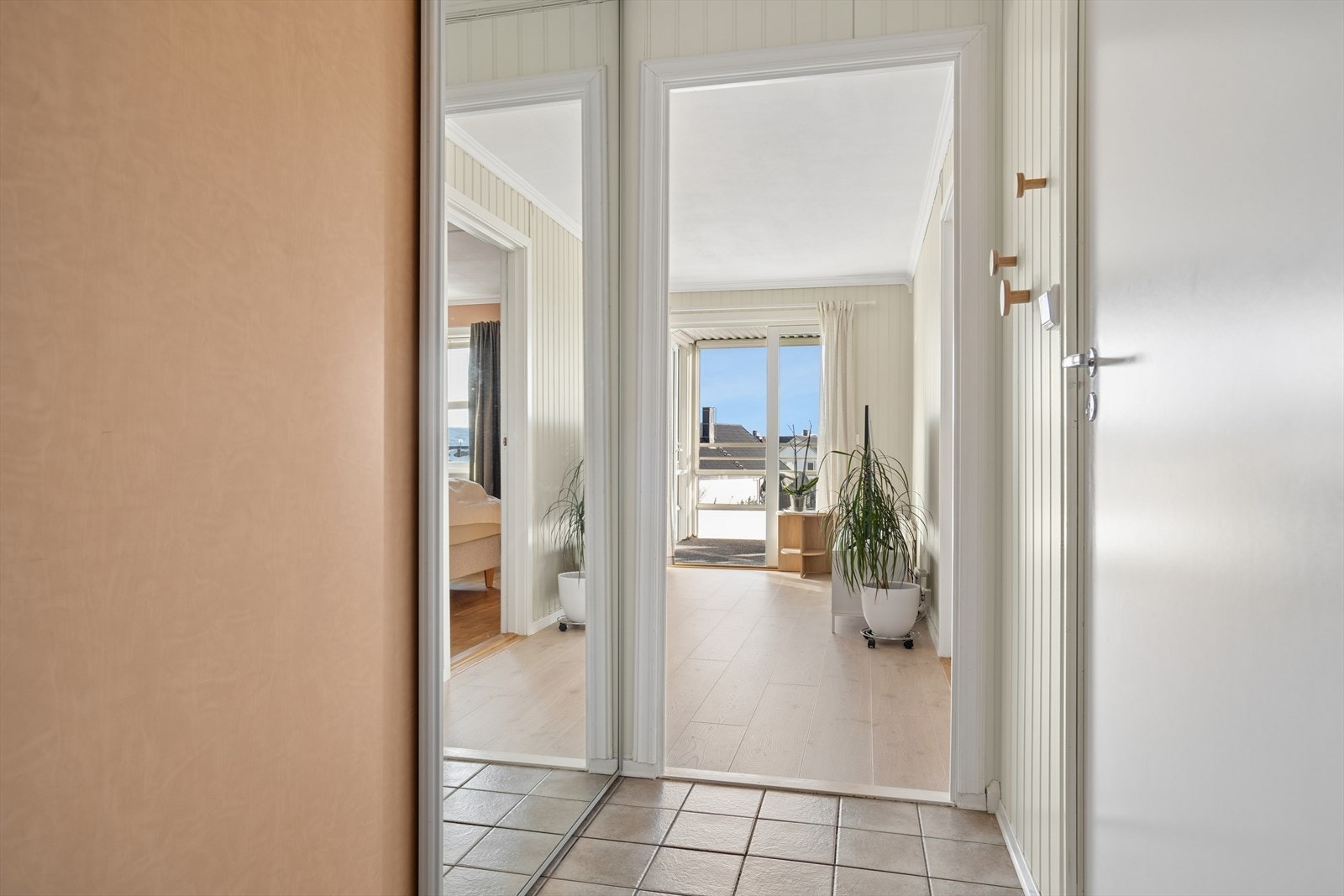 Fra entreen har du tilgang til badet og det er åpen løsning inn mot stuen Galleribilde