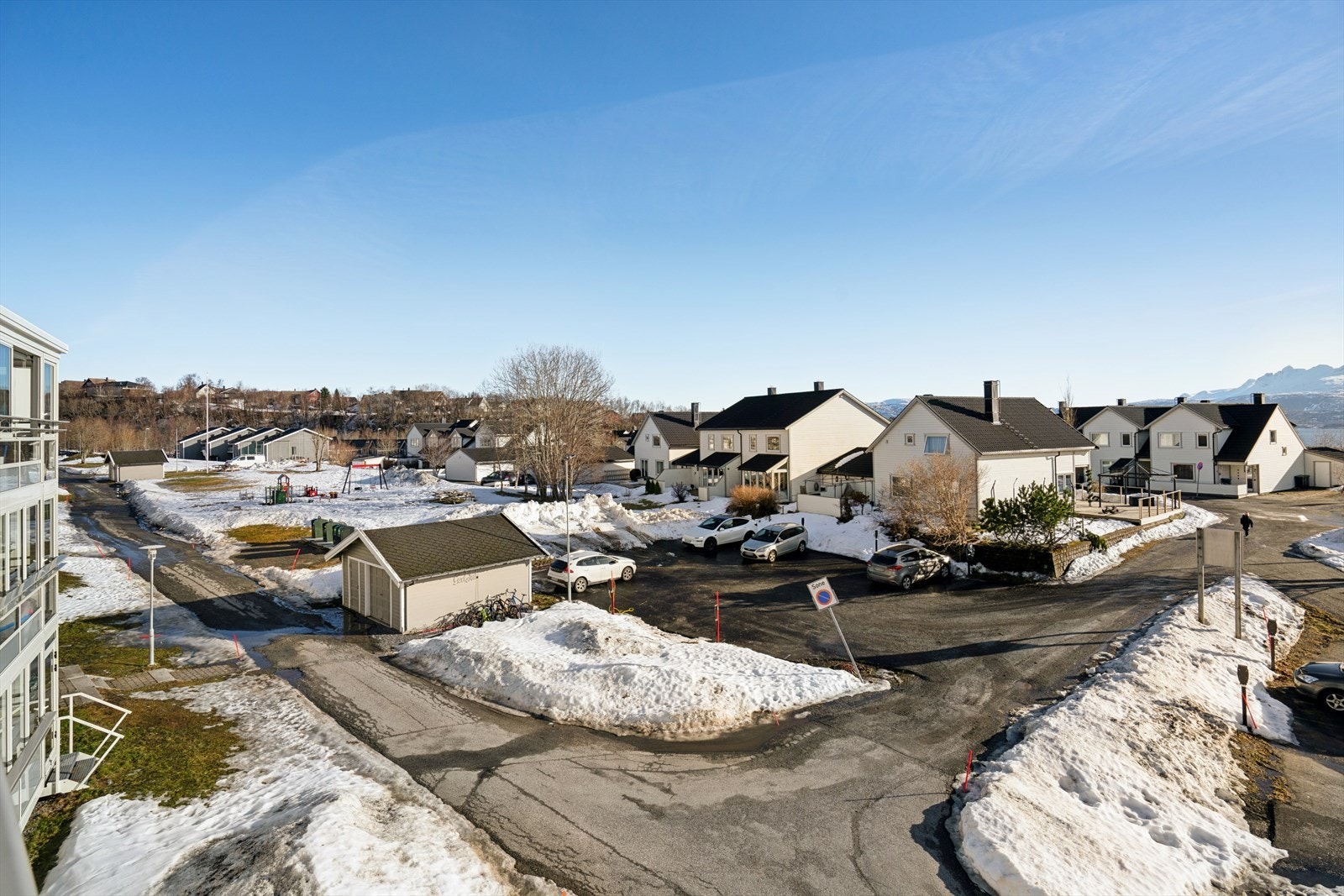 Utsikt mot sørøst og nærområdet. Galleribilde