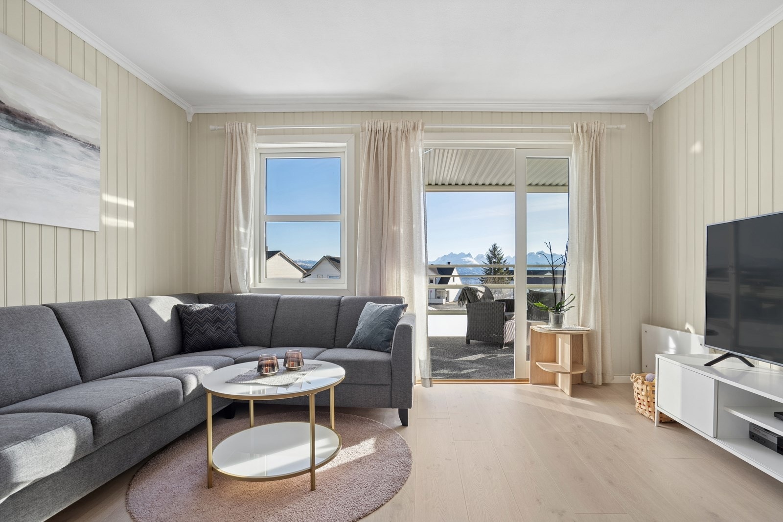 Stue og kjøkken har nylig fått nytt gulv og har lysmalte overflater Galleribilde