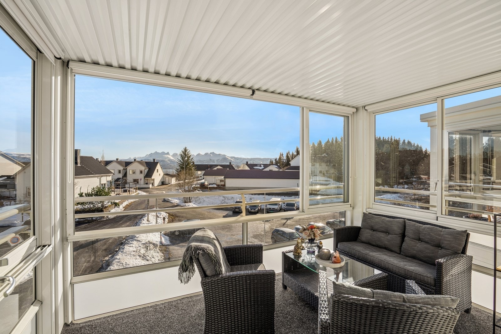 Innglasset balkong på ca. 9 kvm vendt mot sør, noe som gir deg mye sol og flott utsikt Galleribilde