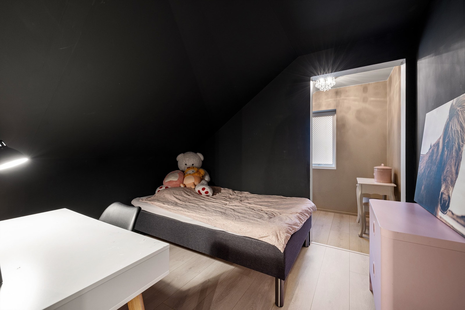 Dette rommet utgjør en intim alkove med dype, matte vegger og lyst gulv, en moderne kontrast som gir god privatfølelse. Galleribilde