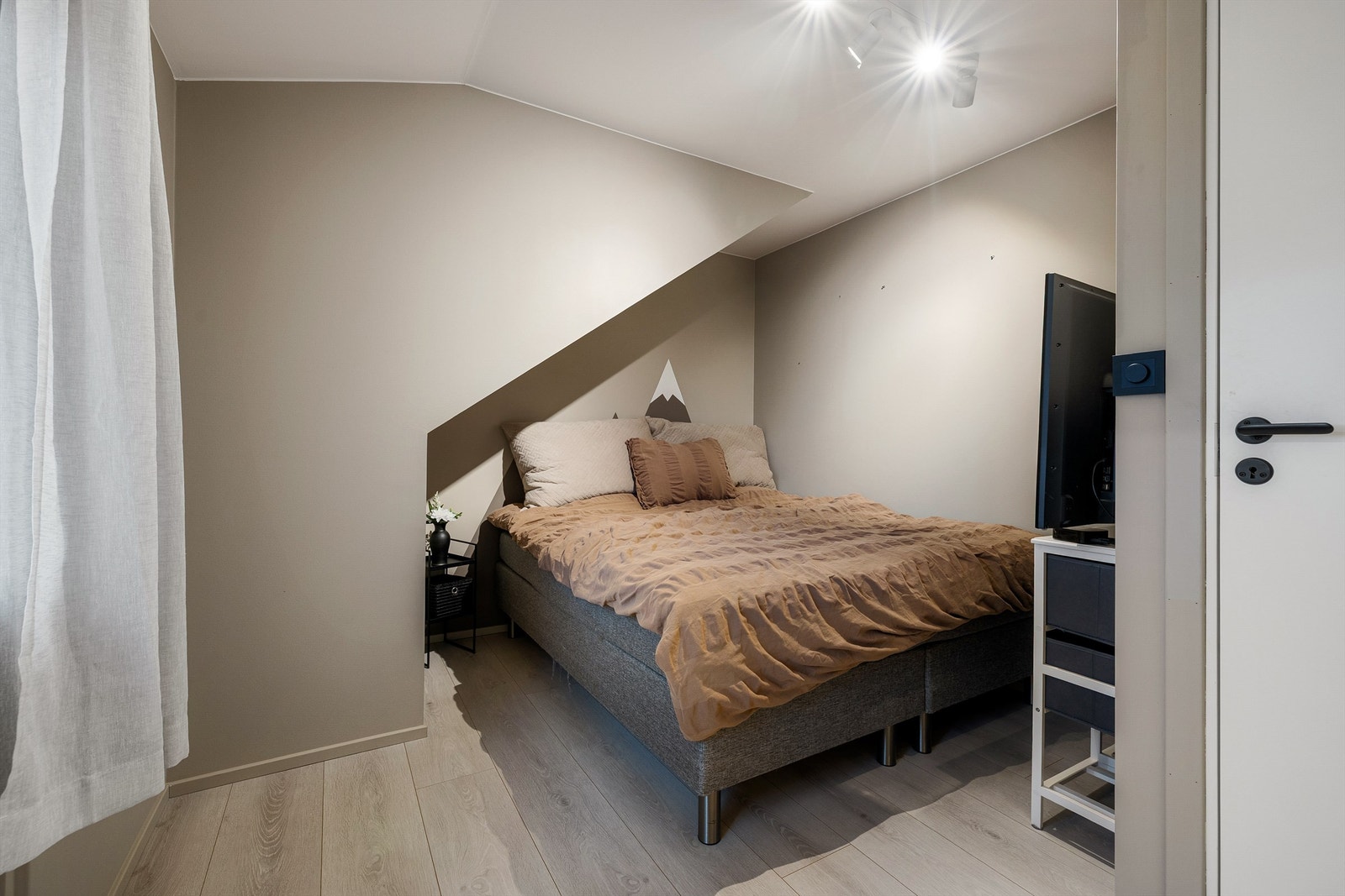 Kompakt soverom med gjennomtenkt skråtakløsning som skaper en lun, privat sone. Galleribilde
