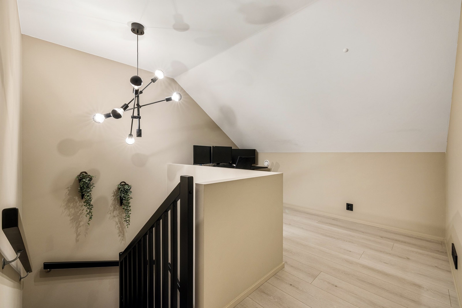 2. etasjen har en lys, skjermet avsats under skråtaket med nøytral fargepalett og romslig gulvflate som gir fleksibel sone. Galleribilde