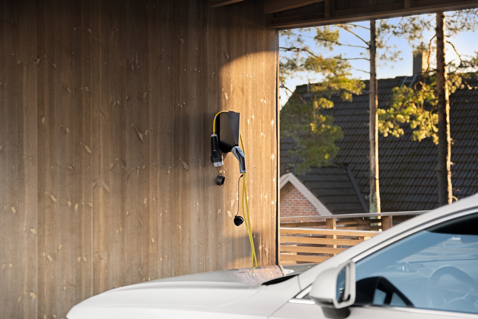 I carporten er det installert en elbil-lader som medfølger boligen. Galleribilde