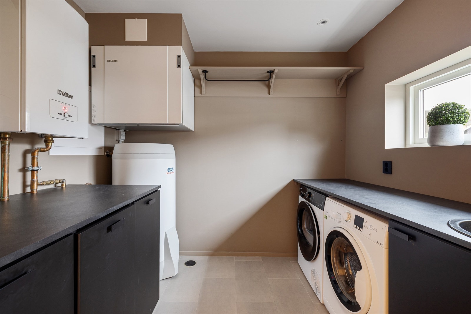 Vaskerommet byr på romslig arbeidsflate, gjennomtenkte tekniske løsninger og vindu som gir godt dagslys. Galleribilde