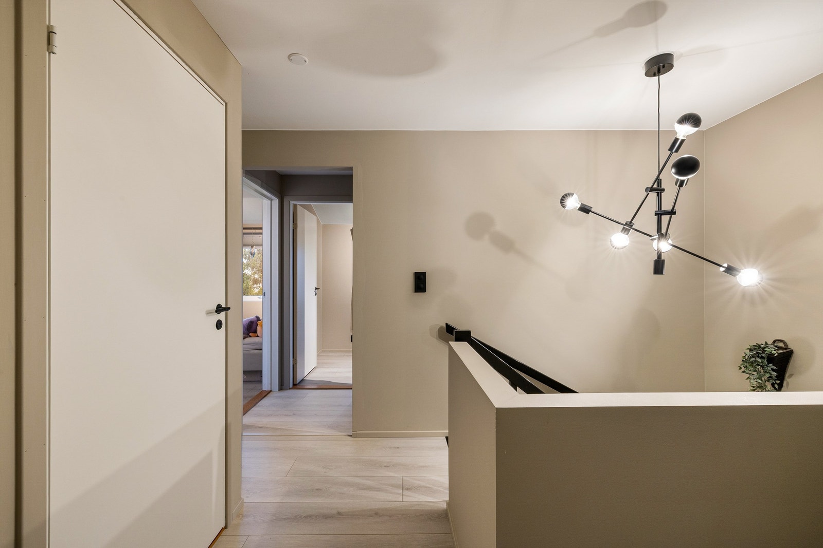 2. etasjen er en luftig avsats med moderne takbelysning og en behagelig, dempet fargepalett som binder etasjene. Galleribilde