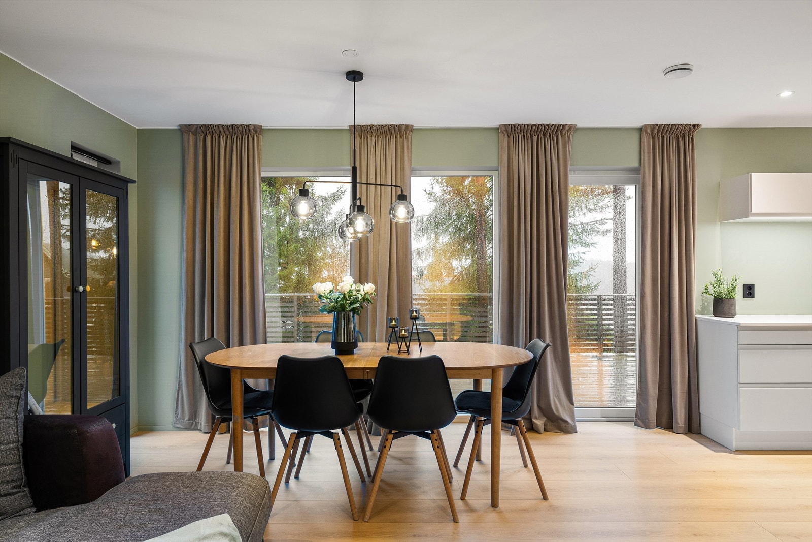 Spiseplassen nyter et behagelig kveldsskjær og en nær forbindelse til terrassen, som løfter romfølelsen mot tretopphorisonten. Galleribilde