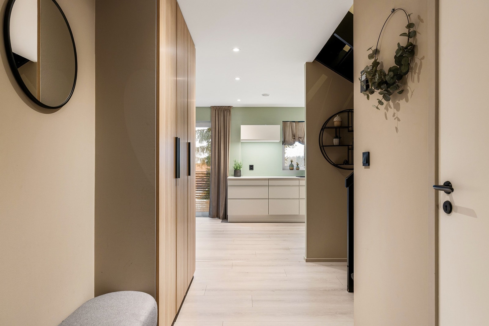 Entréen møter deg med lyse fargetoner, og et flott garderobeskap for yttertøyet. Galleribilde