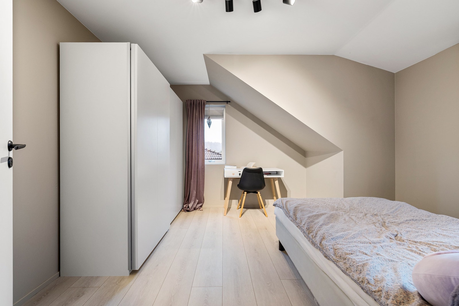 Lysstemt soverom under skråtak med eget vindu som gir godt dagslys. Galleribilde