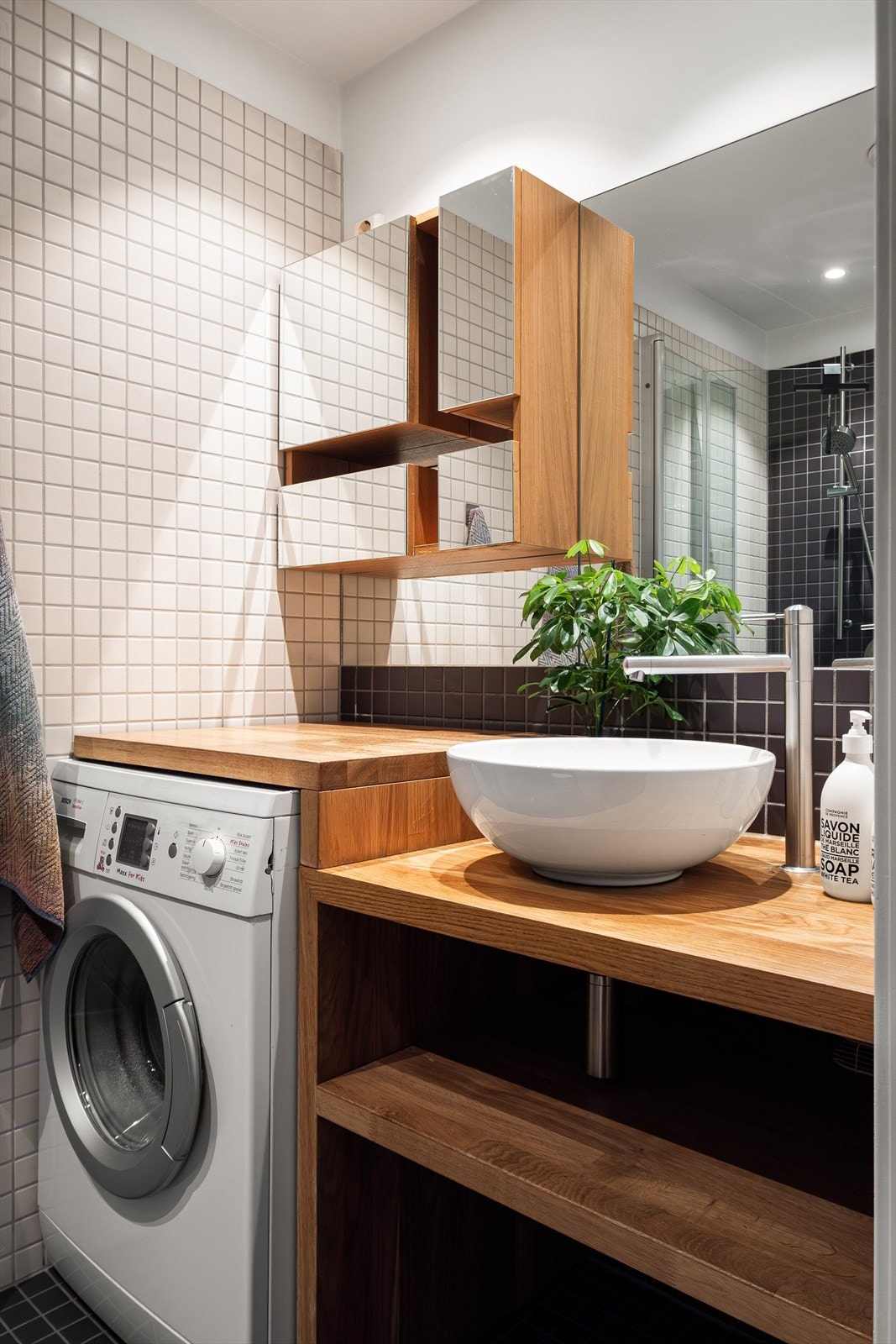 Opplegg for vaskemaskin under benk. Galleribilde