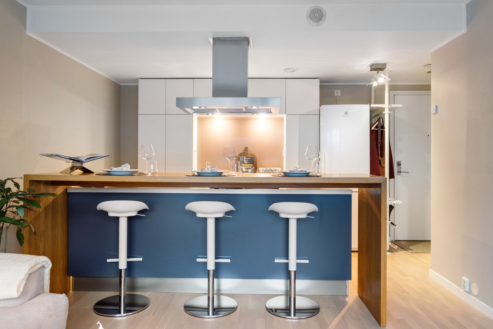 Kjøkkeninnredningen består av slette skapfronter med over- og underskap som gir god oppbevaringsplass. Galleribilde