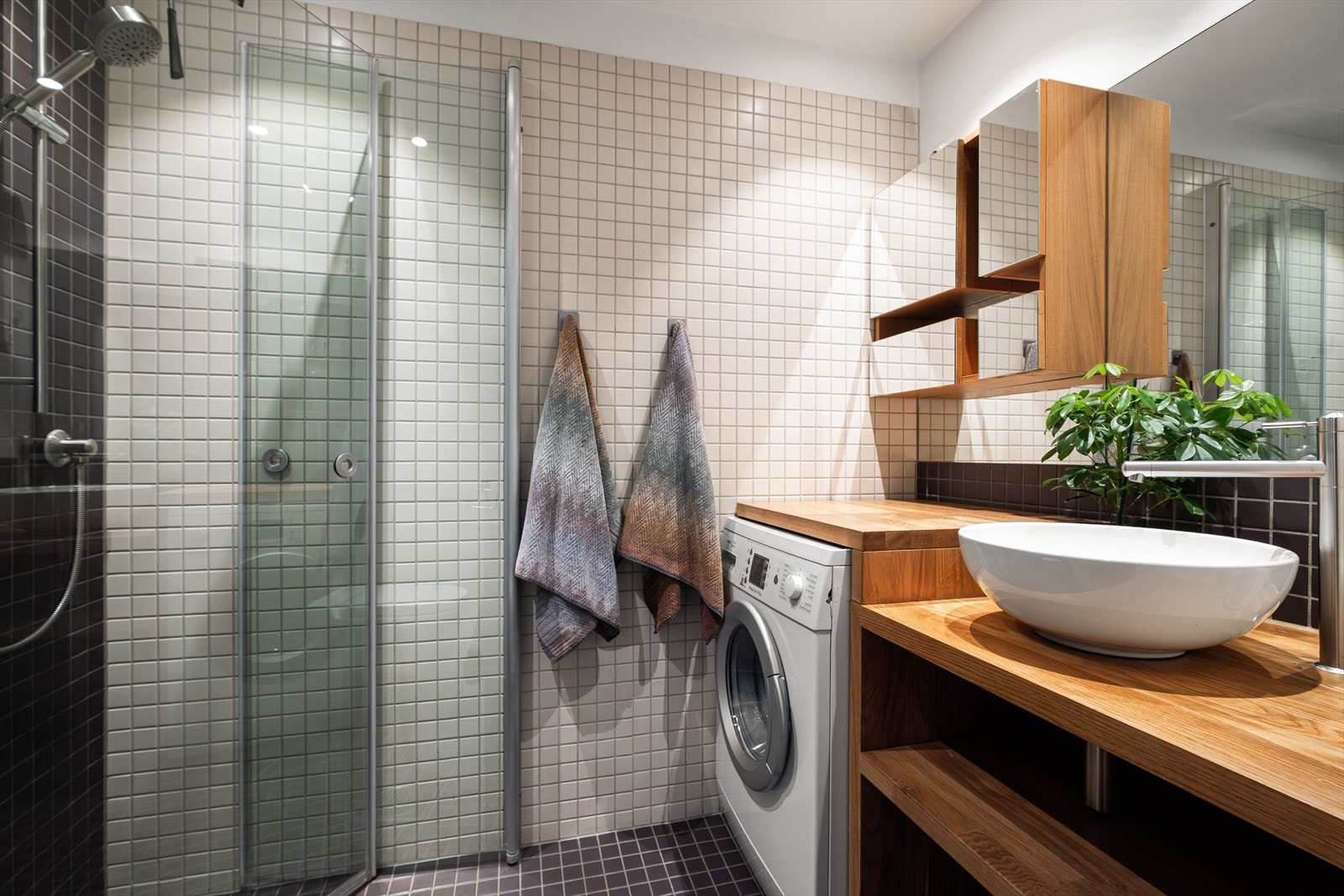 Flislagt baderom fra 2005 med varme i gulv og downlights i himling. Galleribilde