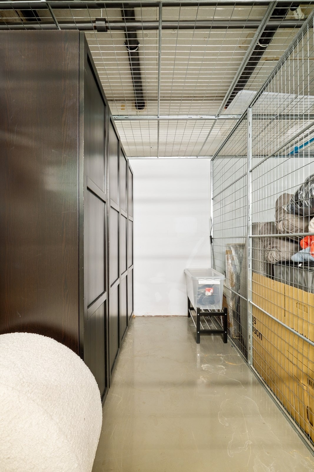 God lagringsplass i kjellerbod på ca 5 kvm. Avbildet garderobeskap medfølger handelen. Galleribilde