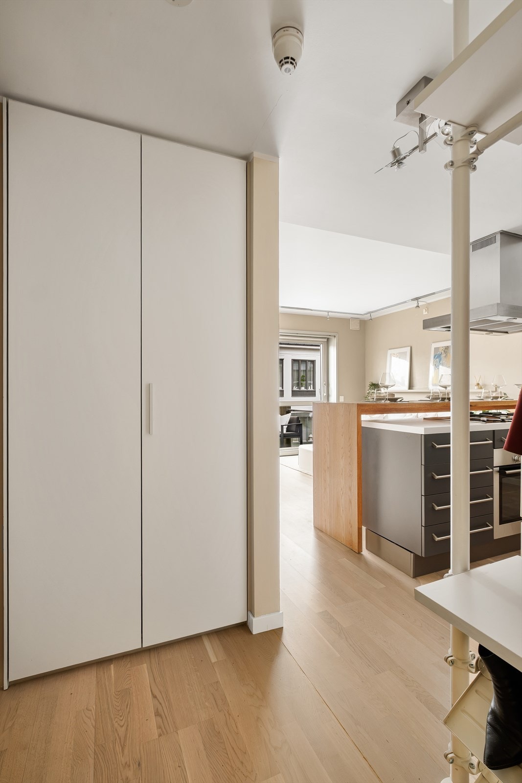 God plass til yttertøy og sko i garderobeskap. Galleribilde