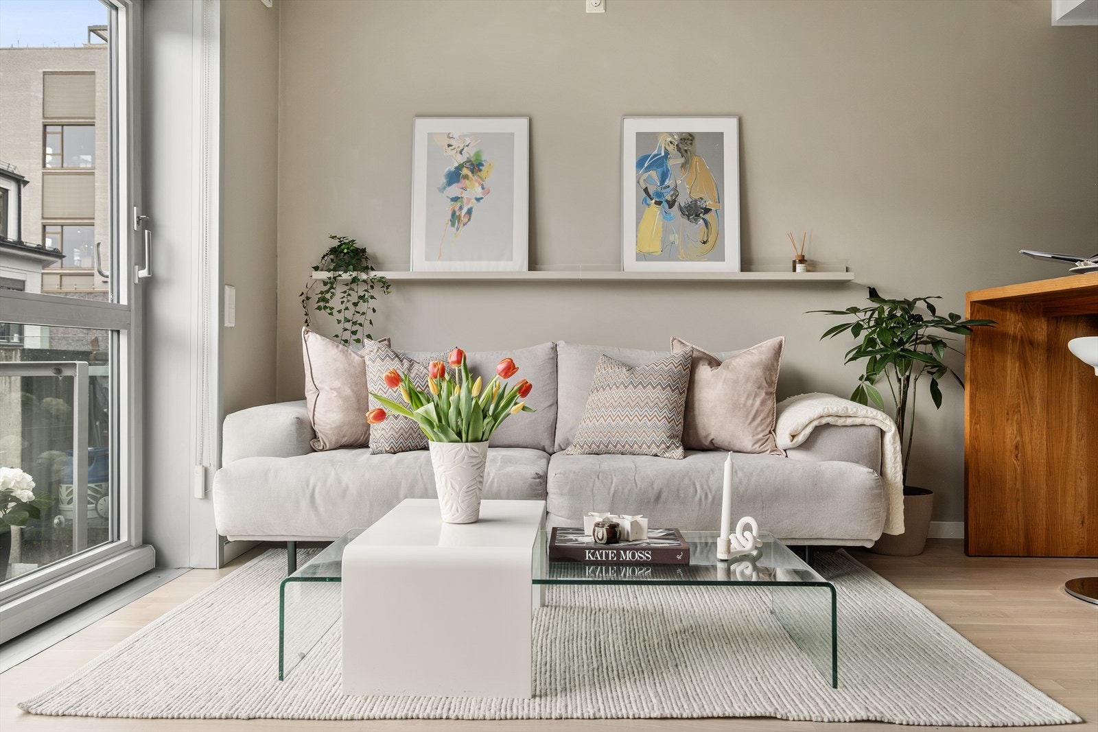 Leiligheten har vestvendt balkong, store vindusflater med rikelig lysinnslipp, og en svært arealeffektiv planløsning. Galleribilde