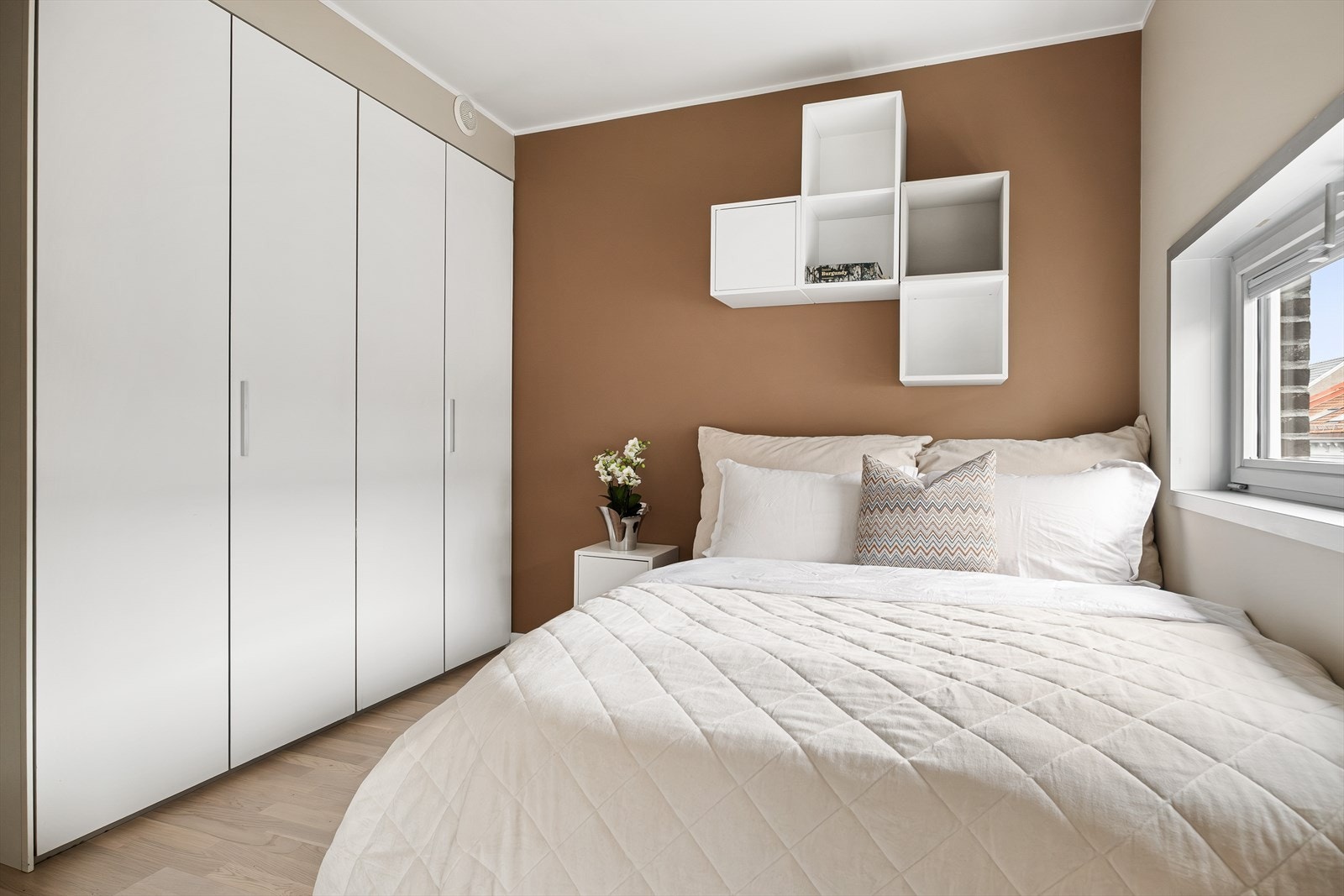 Romslig soverom med plass til dobbeltseng med tilhørende nattbord og god lagringsplass i garderobeskap. Galleribilde