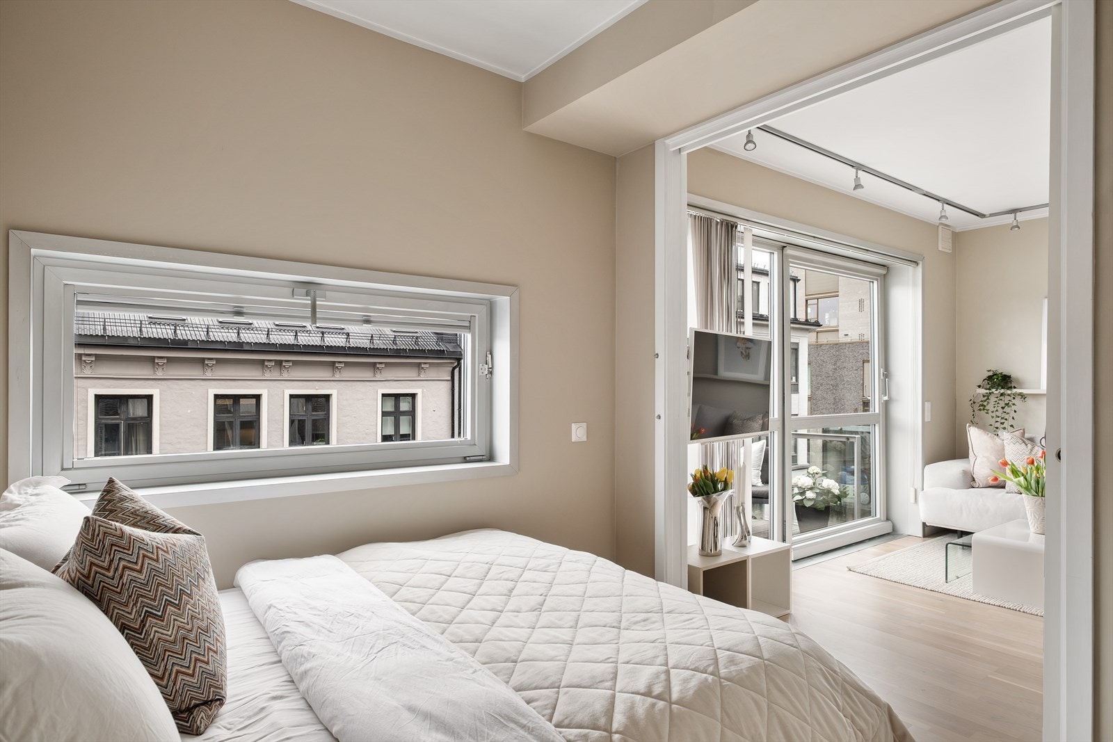 Leiligheten varmes opp av vannbåren varme i alle gulv. Galleribilde