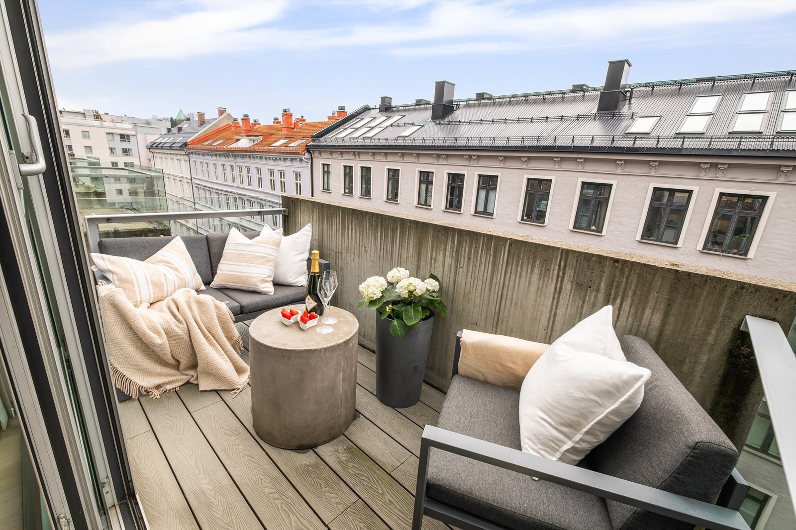 Balkongen har vedlikeholdsfri komposittgulv. God plass til utemøblement. Galleribilde