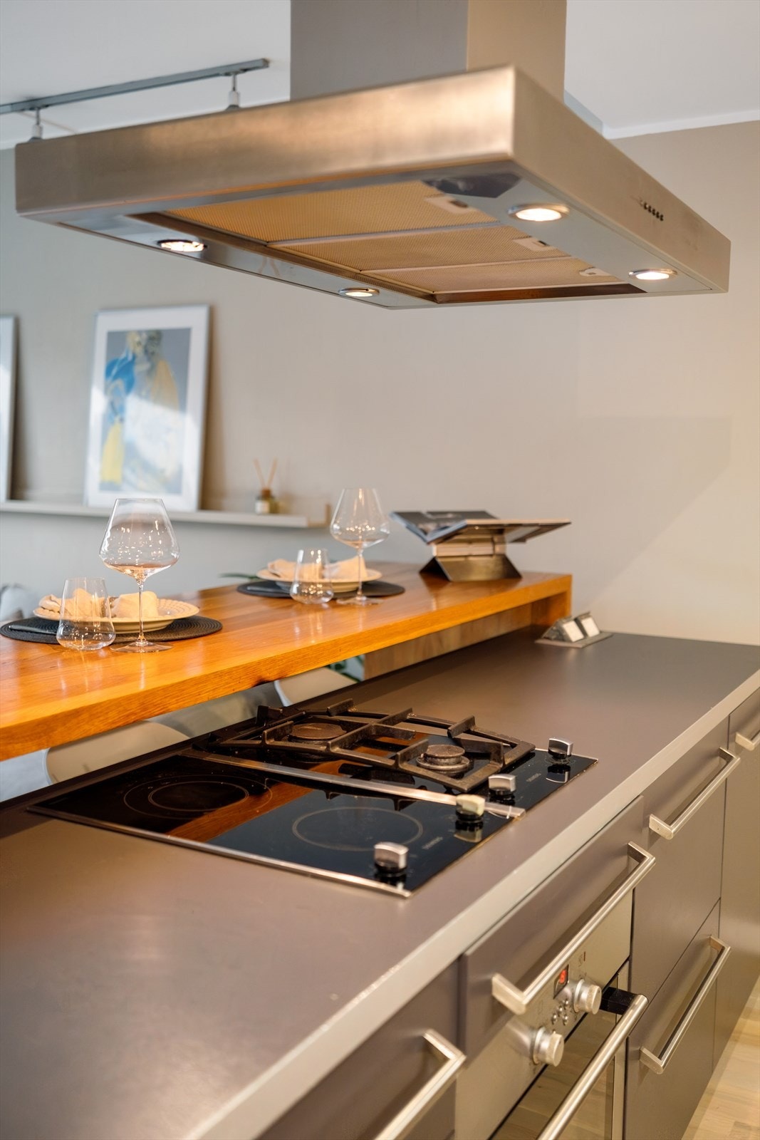 Todelt platetopp med både keramisk topp og gasstopp. Galleribilde