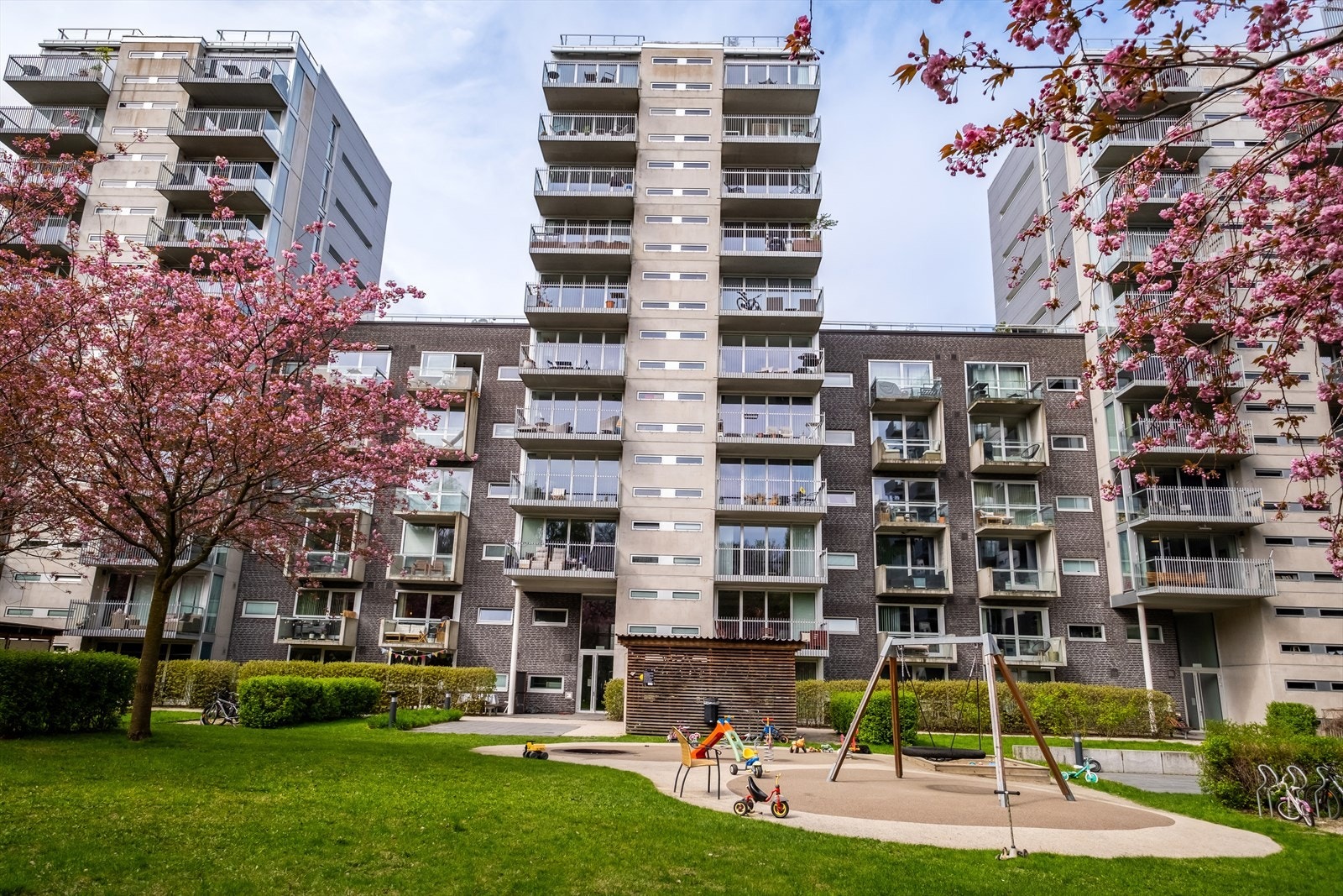 Forhagen er inngjerdet hvor det kun er beboerne som har tilgang til området. Galleribilde