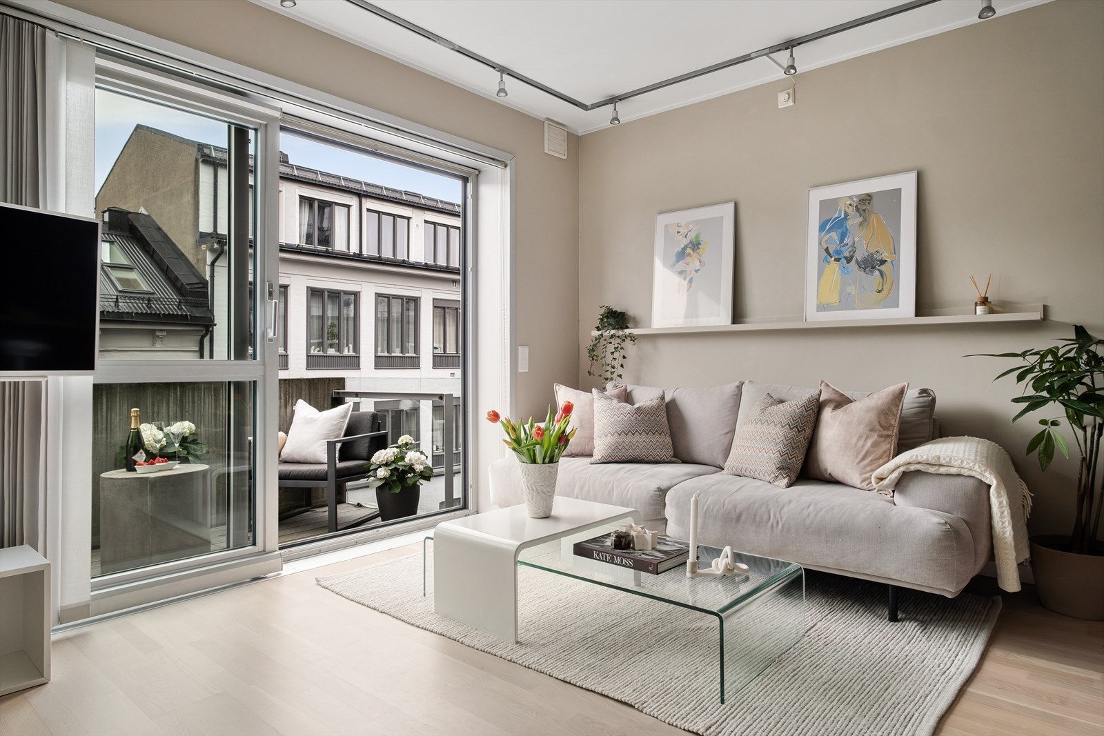 Fra stuen er det direkte adkomst til balkong på ca 4 kvm som er en forlengelse av stuen under sommermånedene. Galleribilde