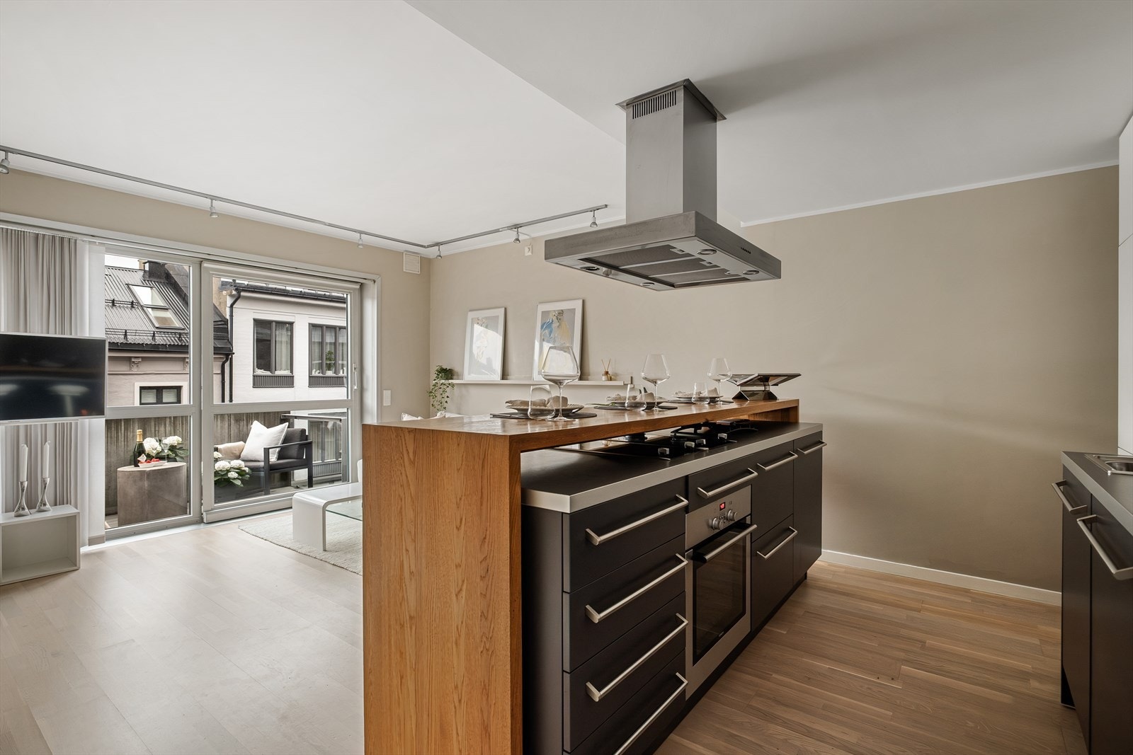 Praktisk barløsning i heltre eik (Hole design) som kan trekkes over kjøkkenbenken for å gi bedre plass i stuen. Galleribilde