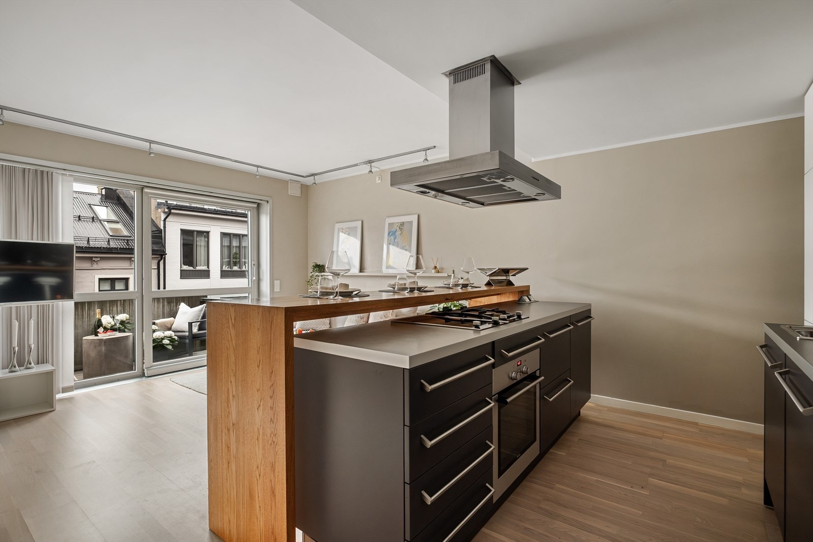 Benkeplaten er i laminat, og det er montert nedfelt platetopp og oppvaskkum. Galleribilde