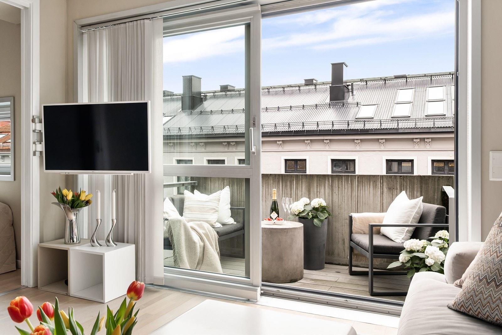 Vestvendt balkong på ca. 4 kvm med ypperlige solforhold fra rundt kl. 14:00 og videre til ca 20:30 midtsommer. Galleribilde